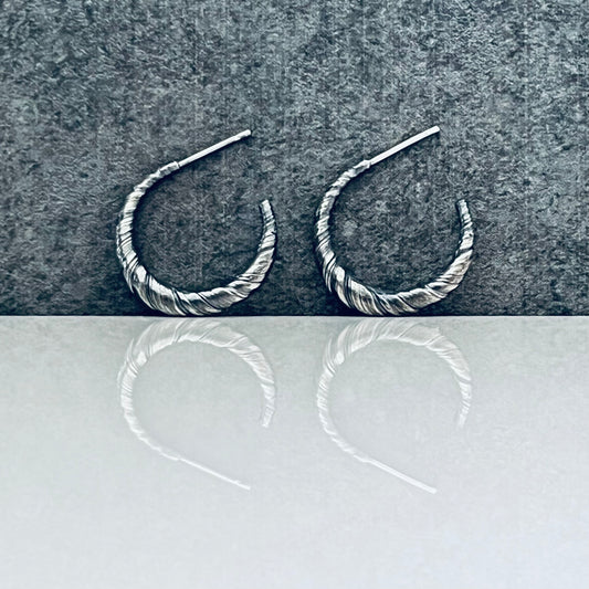 Little Mountain Sterling silver open twist hoops E0107